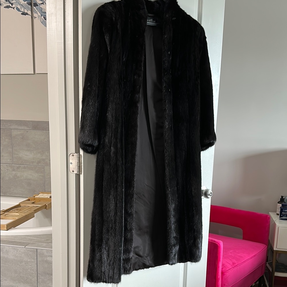 Elegant Black Mink Fur Coat- in perfect condition!